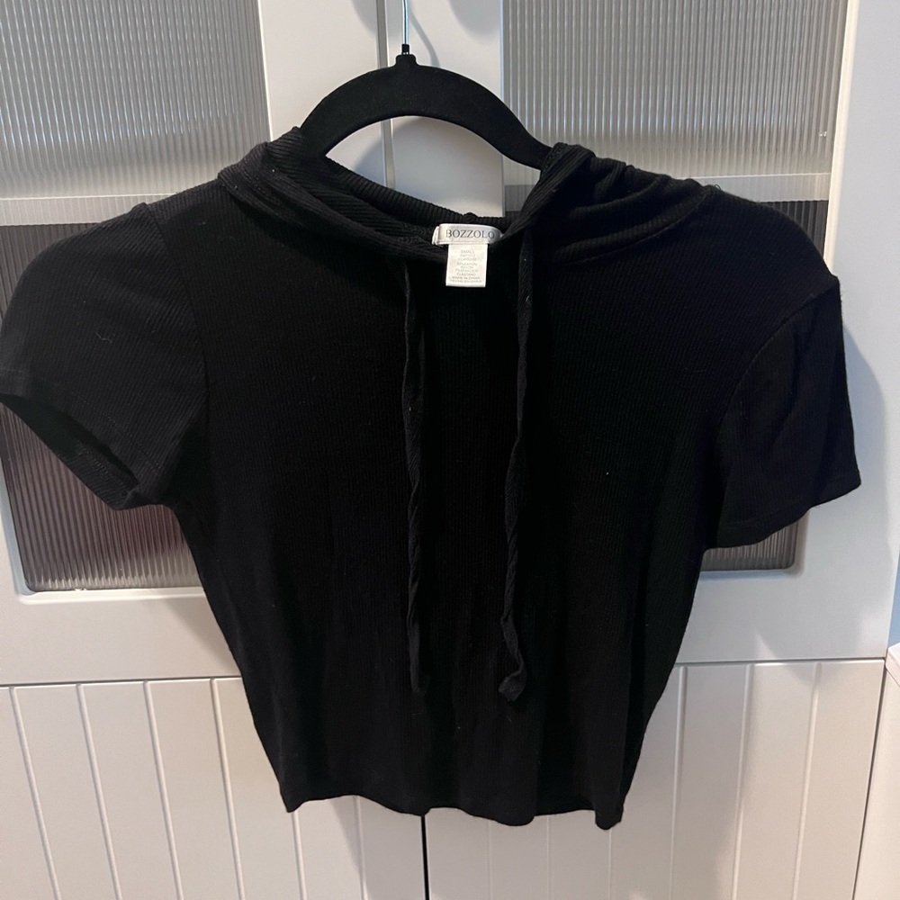 Black crop, short sleeved with hood